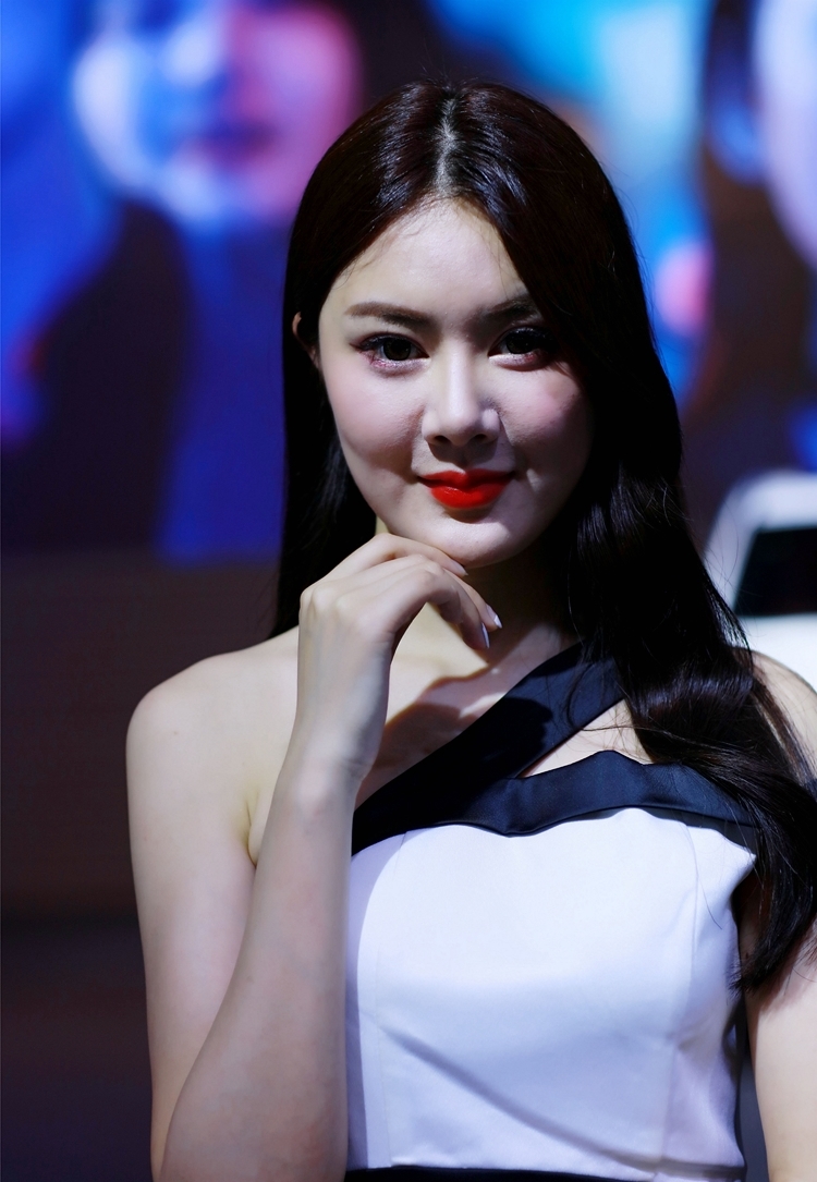 亚洲漂亮香甜气息车模长发妖娆性感写真图片