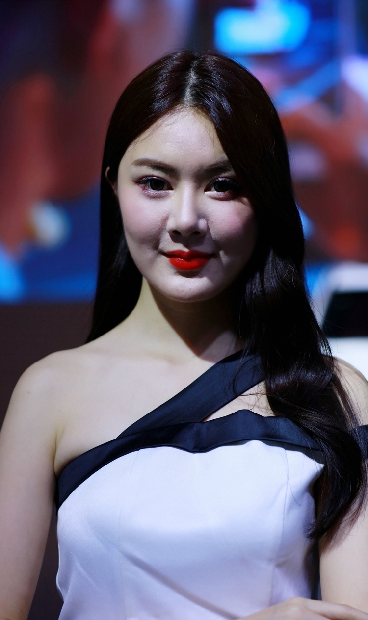 亚洲漂亮香甜气息车模长发妖娆性感写真图片