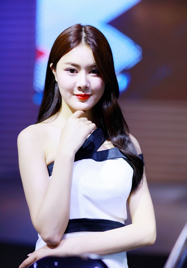 亚洲漂亮香甜气息车模长发妖娆性感写真图片