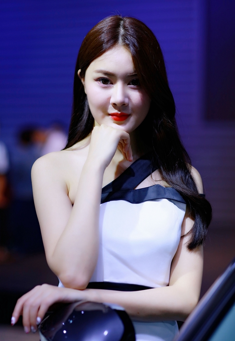 亚洲漂亮香甜气息车模长发妖娆性感写真图片