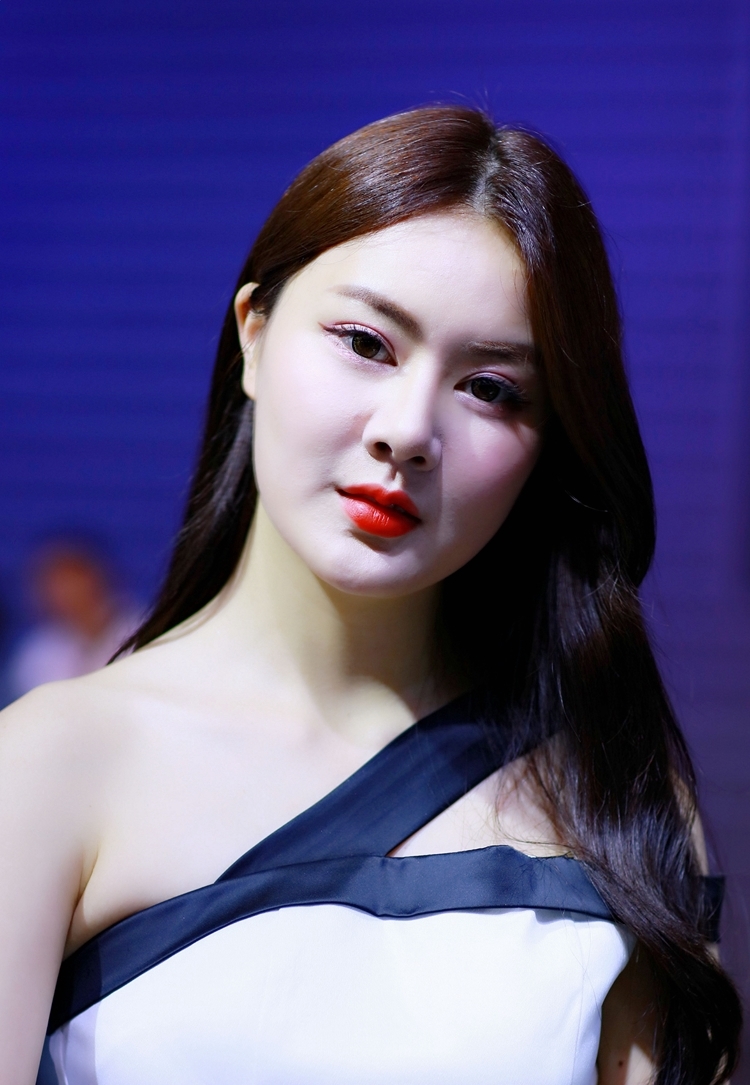 亚洲漂亮香甜气息车模长发妖娆性感写真图片