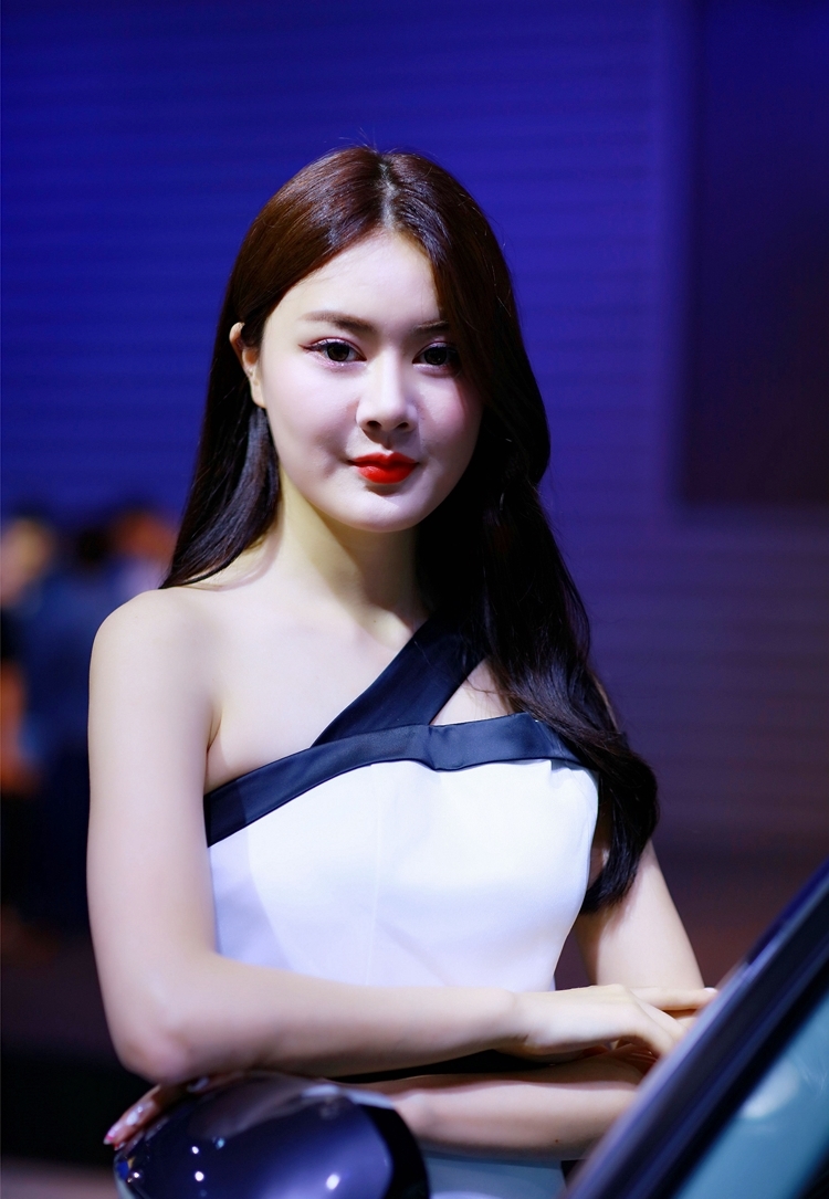 亚洲漂亮香甜气息车模长发妖娆性感写真图片