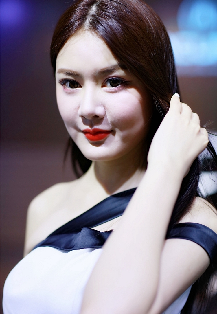 亚洲漂亮香甜气息车模长发妖娆性感写真图片