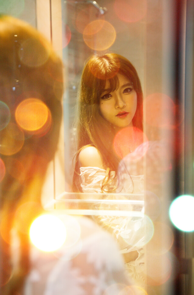 少妇浴室白色透明蕾丝裙性感写真图片