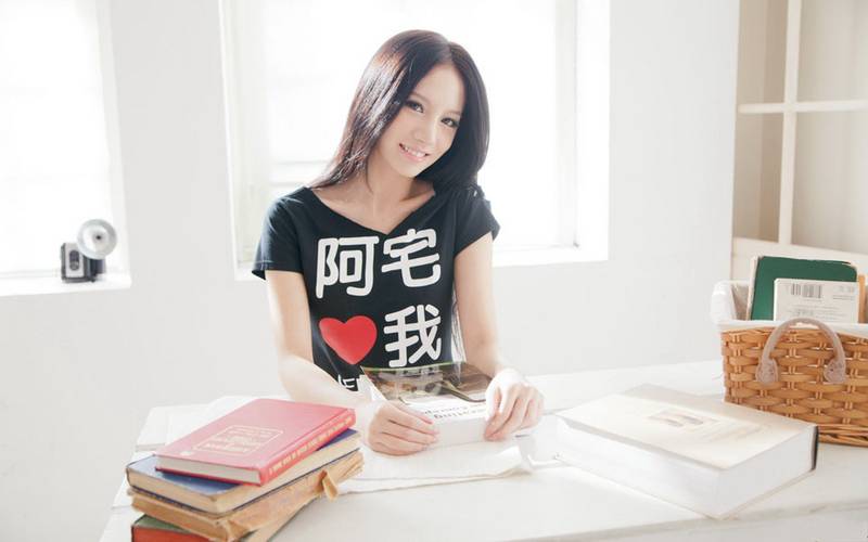 程瑜西胸前种草莓翘臀深沟人体艺术写真