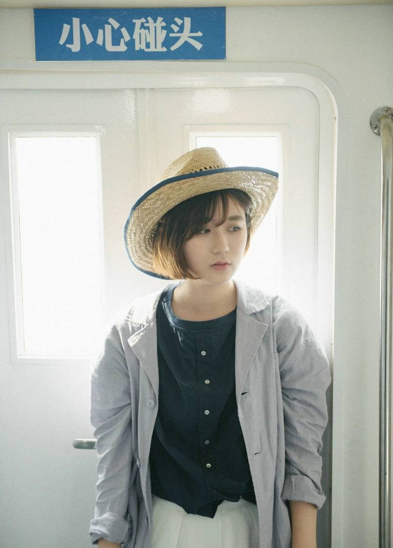 程瑜西胸前种草莓翘臀深沟人体艺术写真