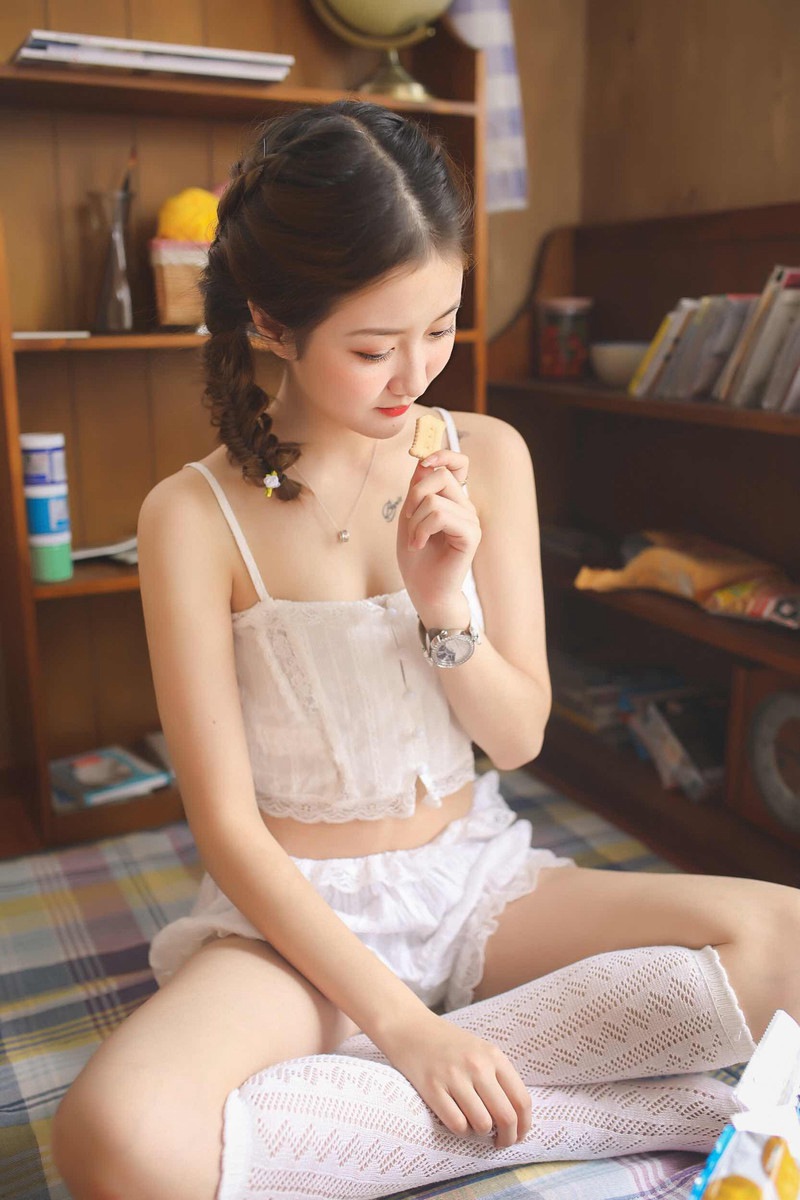 浴缸美女情趣内衣美腿翘臀写真