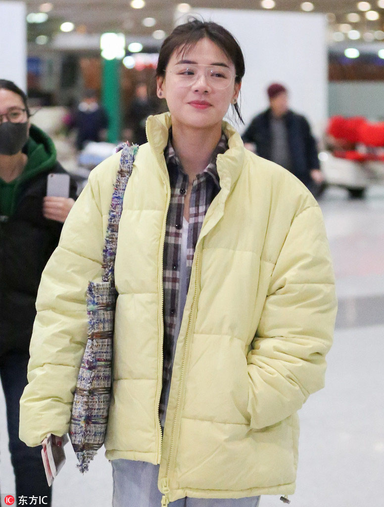 马思纯素颜机场街拍 边走边睡呆萌可爱