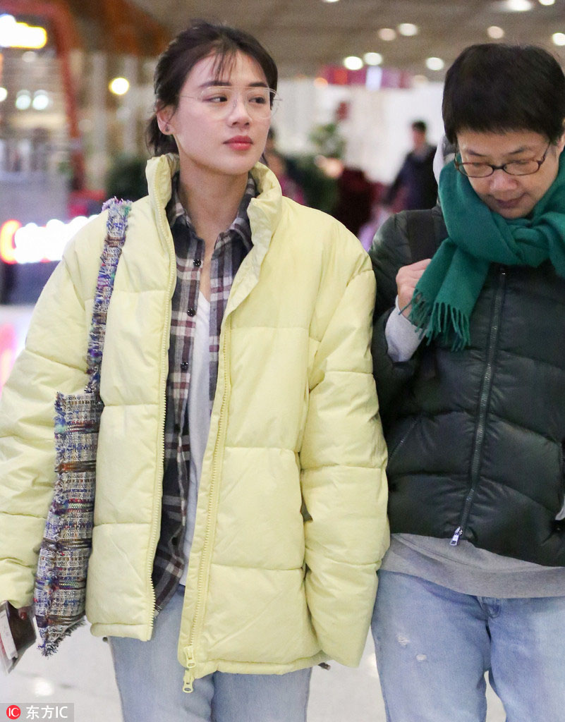 马思纯素颜机场街拍 边走边睡呆萌可爱