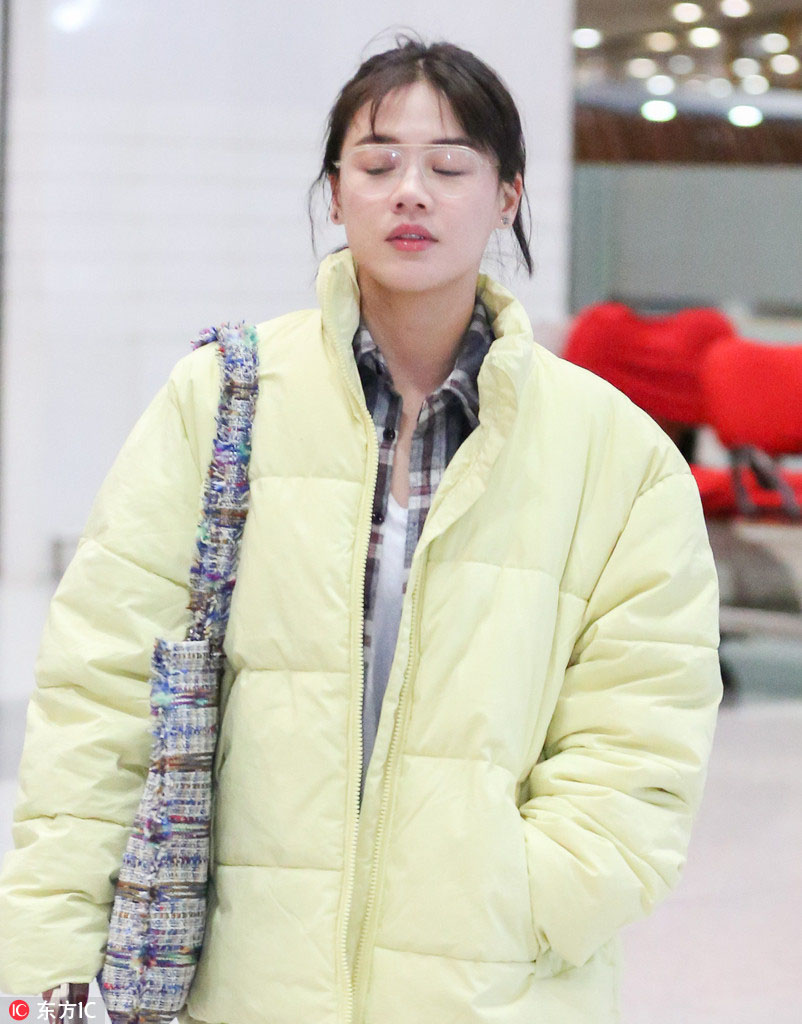 马思纯素颜机场街拍 边走边睡呆萌可爱