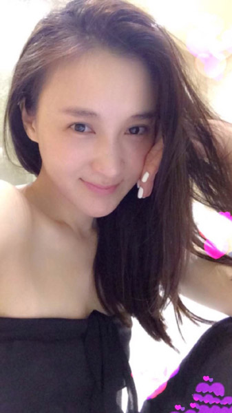 乐珈彤生活照图片 大长腿显露无遗