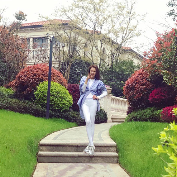 乐珈彤生活照图片 大长腿显露无遗