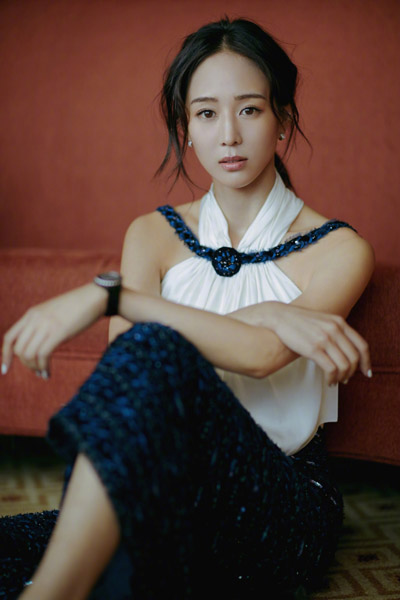 张钧甯黑白交叉露肩装美照 秀美背撩发迷人