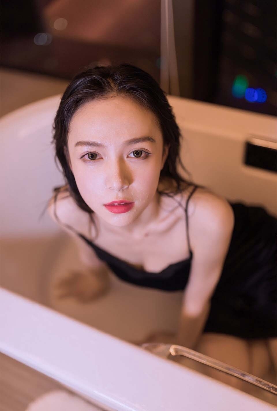 亚洲极品细腿美女丁字裤连体衣大波迷人私房照