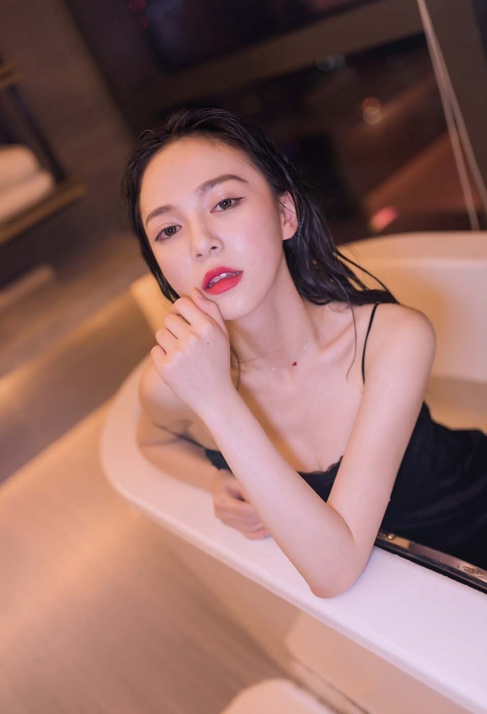 亚洲极品细腿美女丁字裤连体衣大波迷人私房照