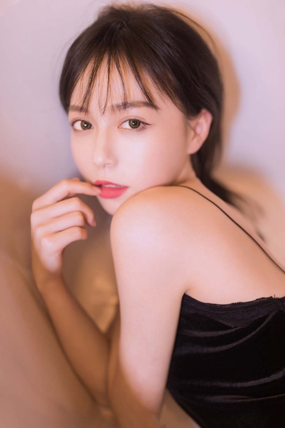 亚洲极品细腿美女丁字裤连体衣大波迷人私房照