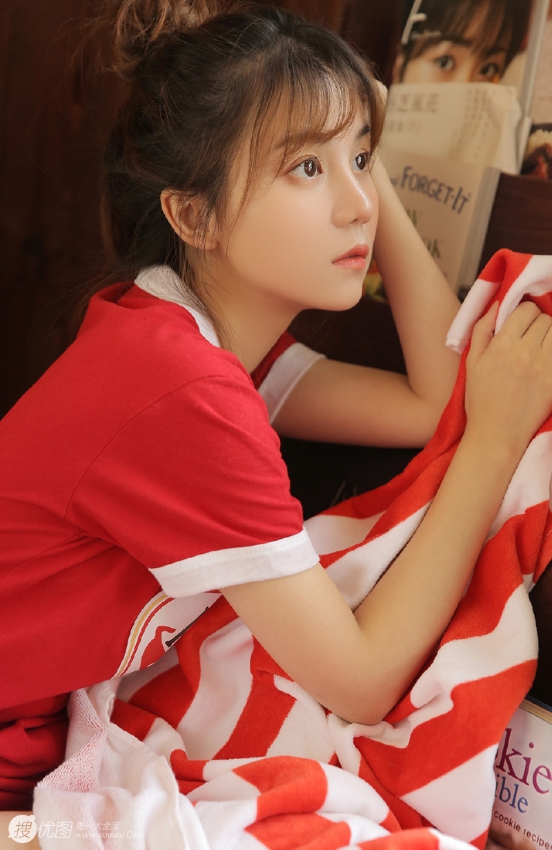 丸子头美少女运动裤大长腿写真