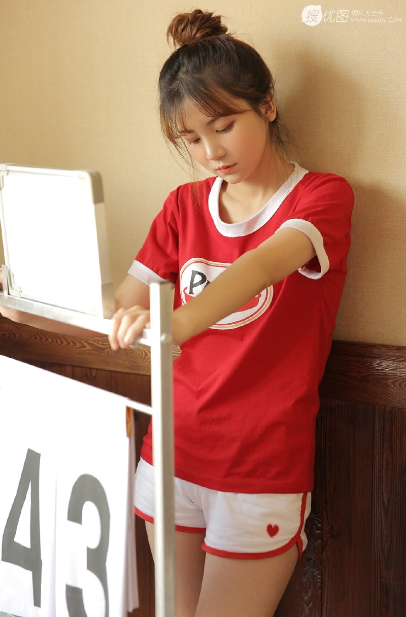 丸子头美少女运动裤大长腿写真