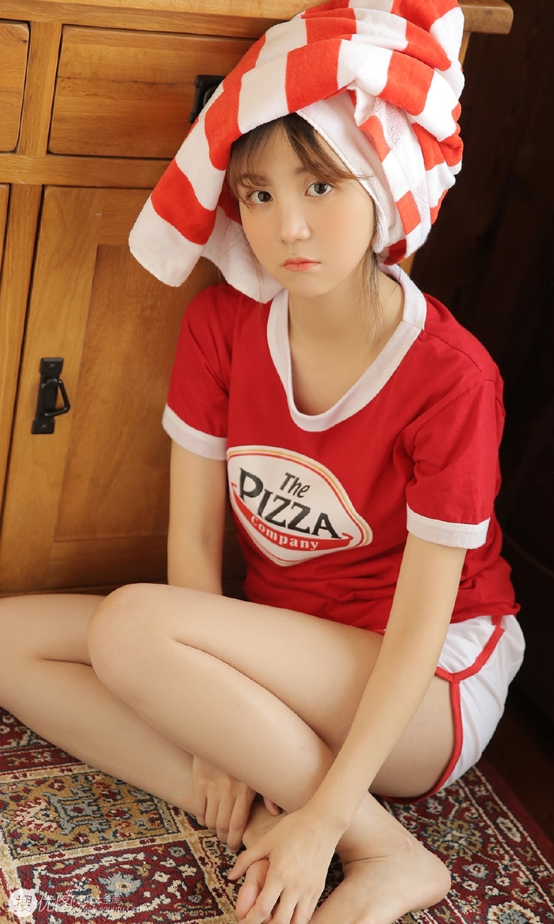 丸子头美少女运动裤大长腿写真