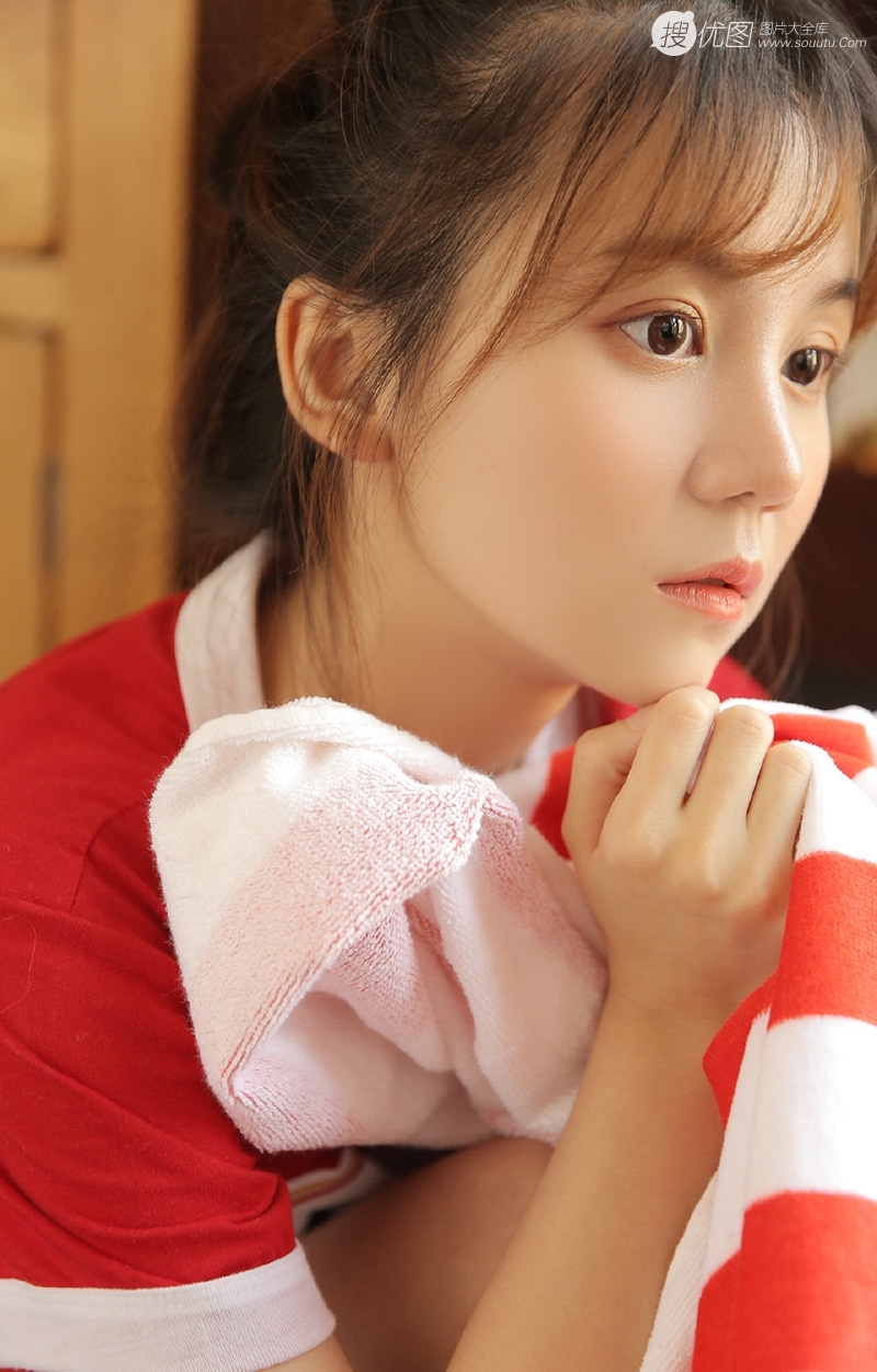 丸子头美少女运动裤大长腿写真