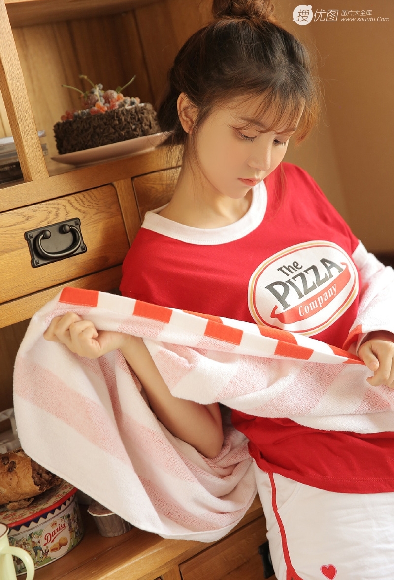 丸子头美少女运动裤大长腿写真