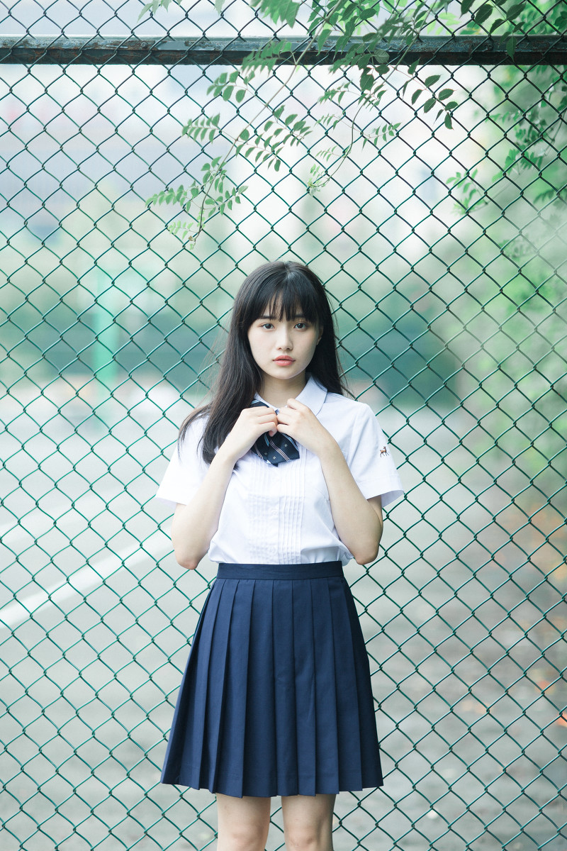 嫩白肌肤白衬衣迷你短裙刘海美女