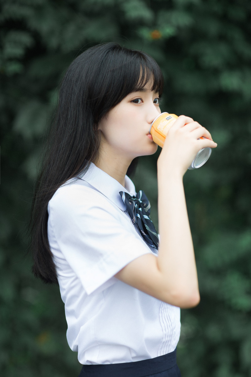 嫩白肌肤白衬衣迷你短裙刘海美女