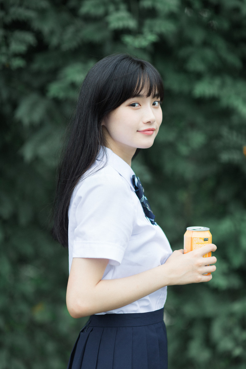 嫩白肌肤白衬衣迷你短裙刘海美女