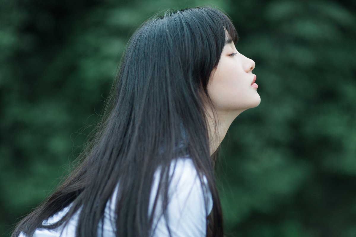 嫩白肌肤白衬衣迷你短裙刘海美女