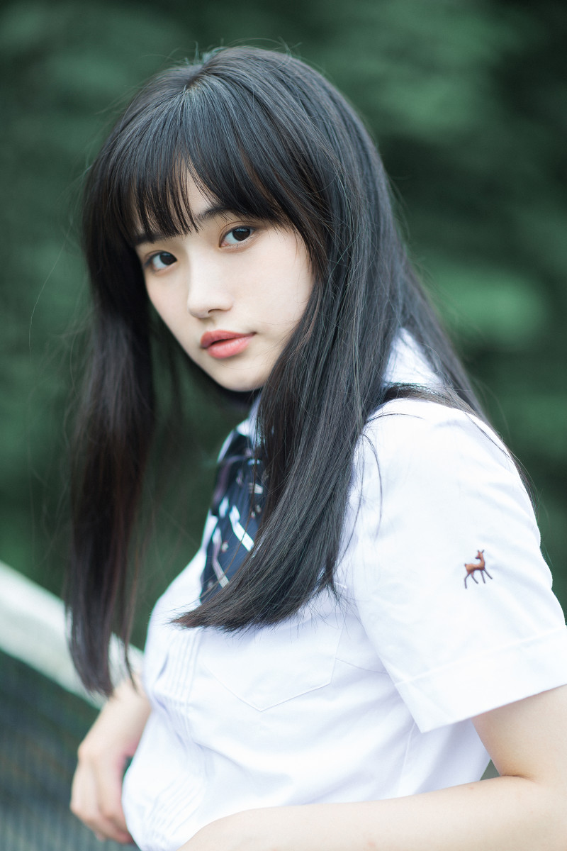 嫩白肌肤白衬衣迷你短裙刘海美女