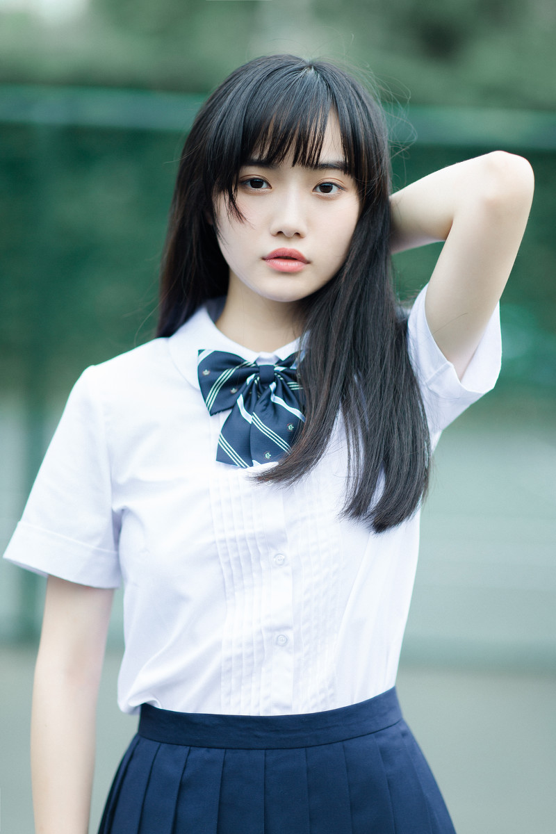 嫩白肌肤白衬衣迷你短裙刘海美女