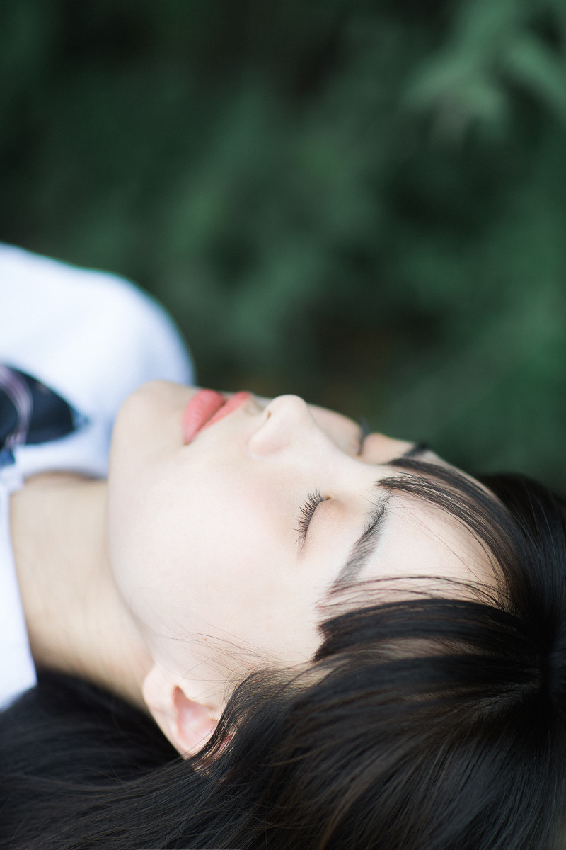 嫩白肌肤白衬衣迷你短裙刘海美女