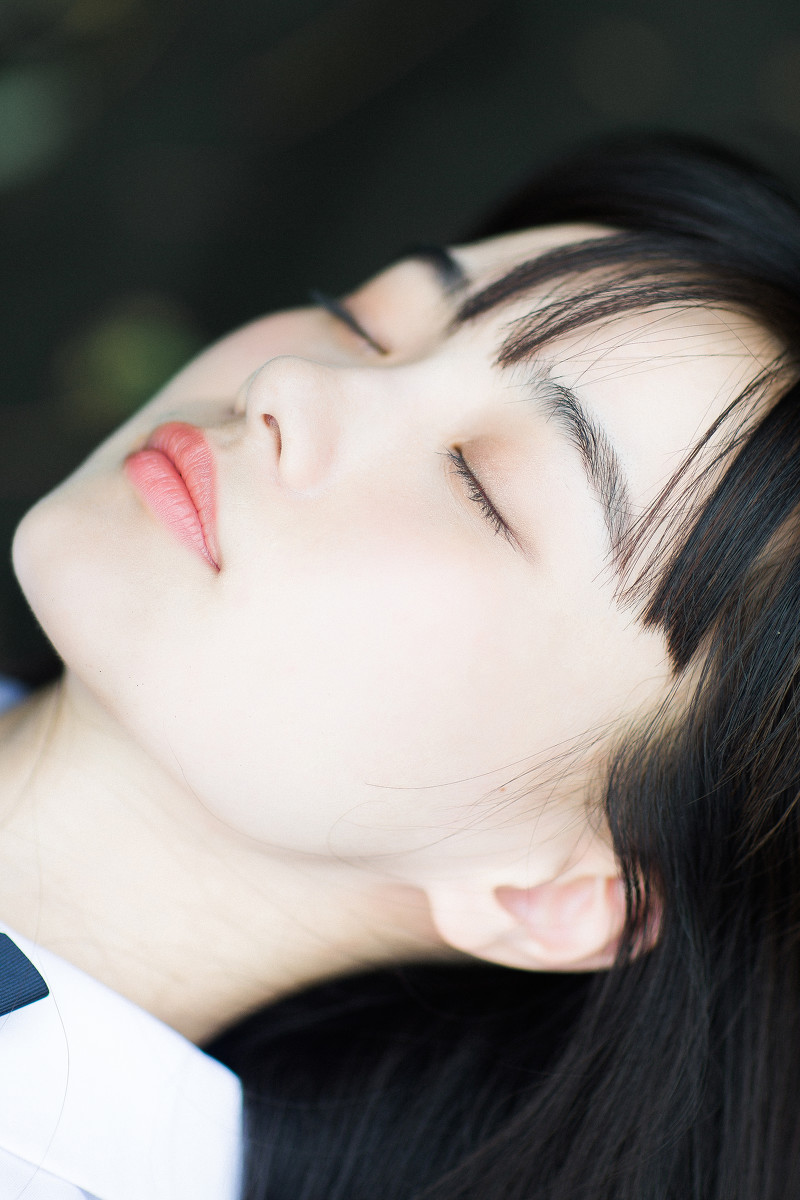 嫩白肌肤白衬衣迷你短裙刘海美女