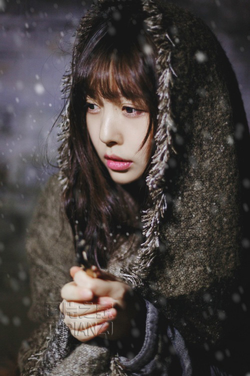 寒冷雪中女孩图片 展清纯样貌