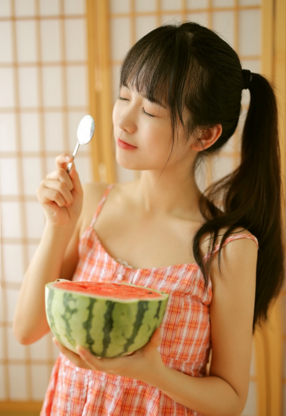 高颜值美女长发及腰超短裤大长腿虎白女粉嫩在线看