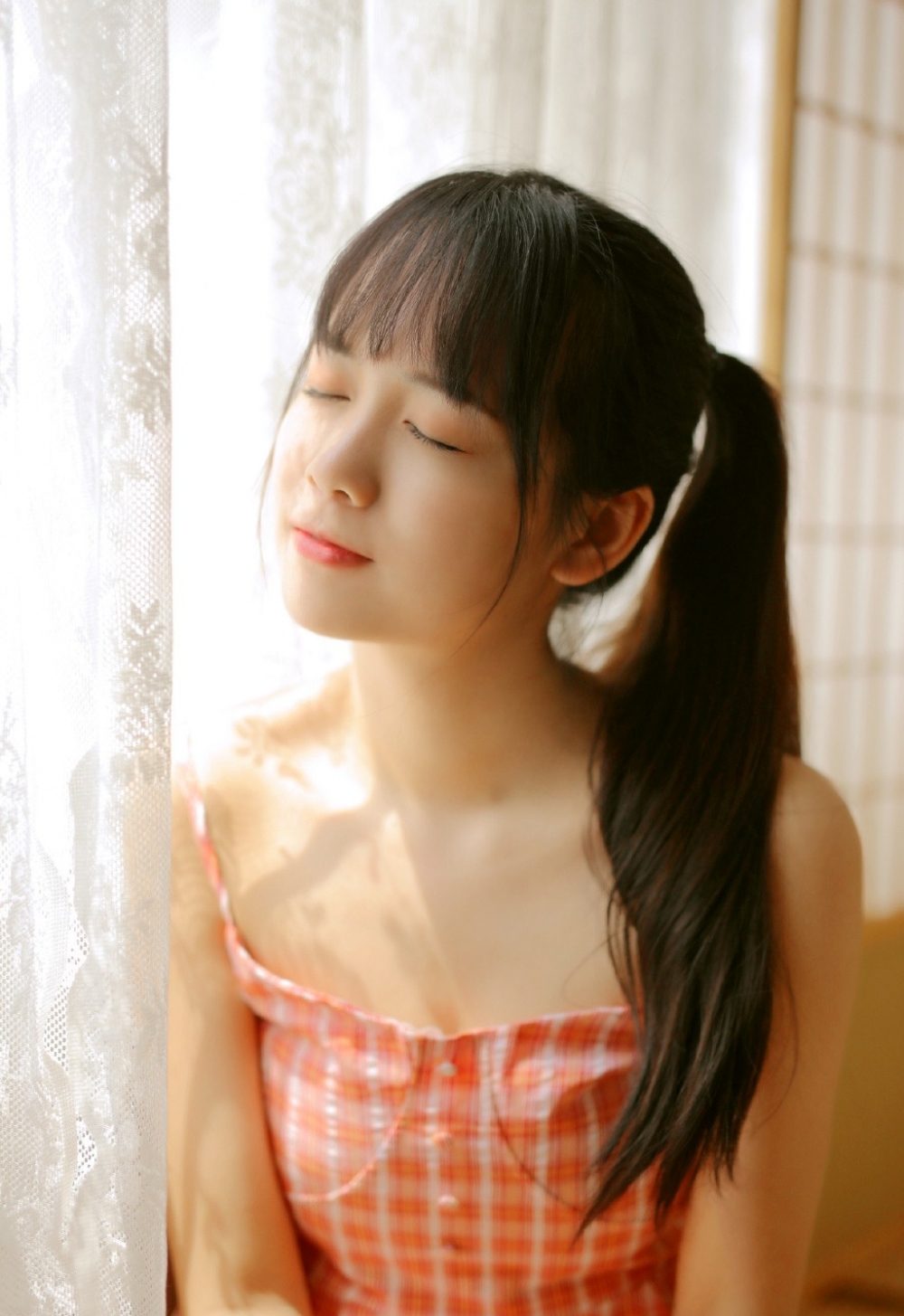 高颜值美女长发及腰超短裤大长腿虎白女粉嫩在线看