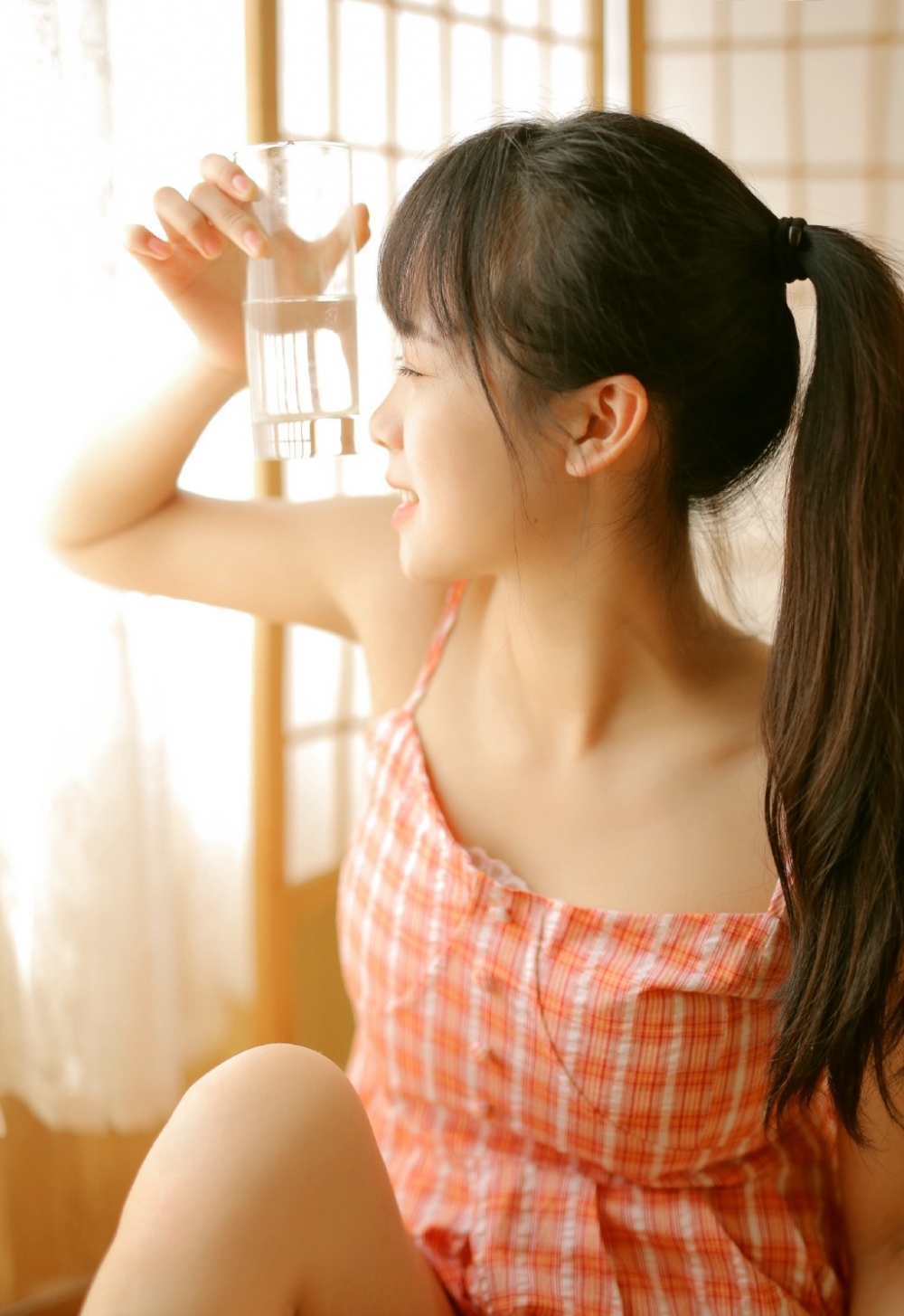 高颜值美女长发及腰超短裤大长腿虎白女粉嫩在线看