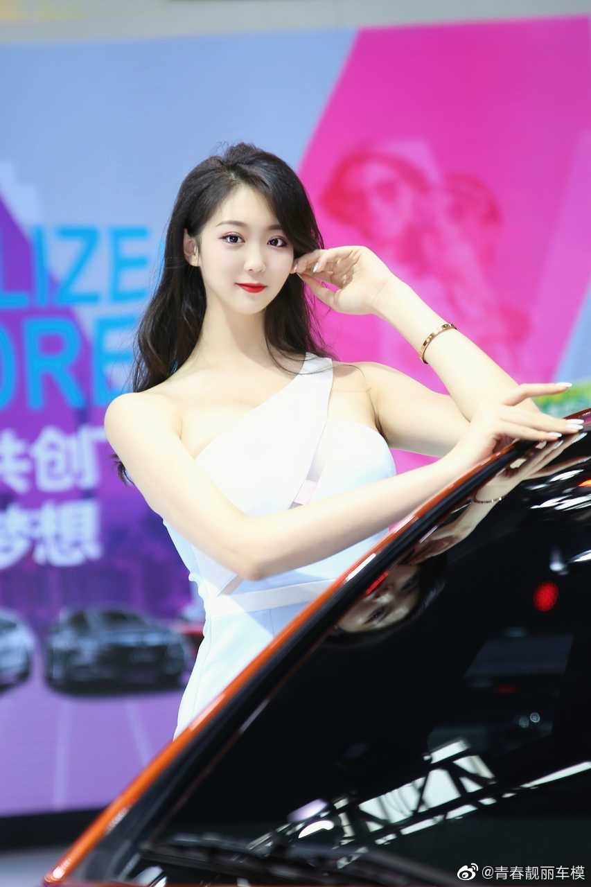 丰胸细腰的车模惹火美女辣图