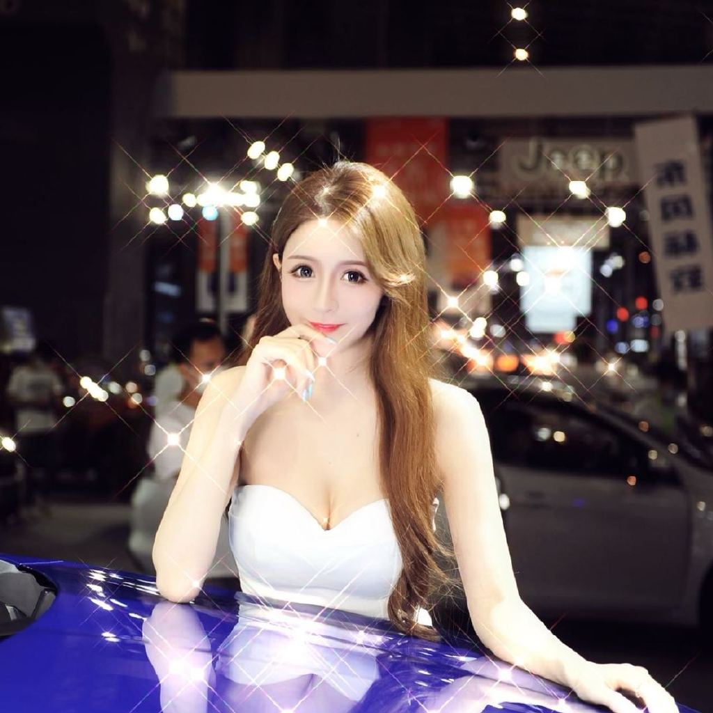 丰胸细腰的车模惹火美女辣图