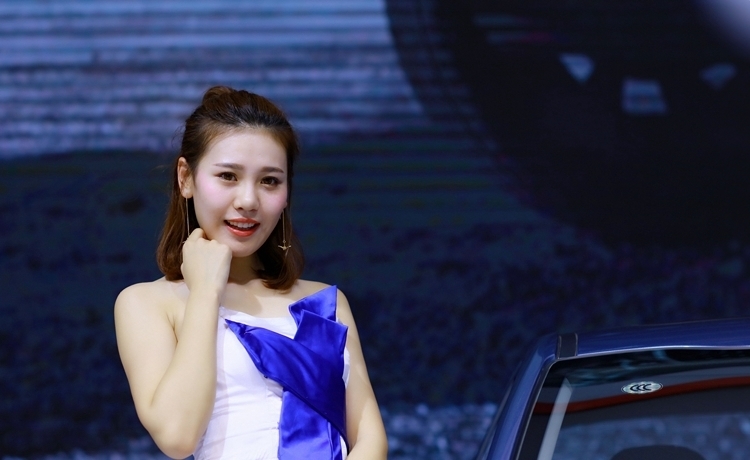 福瑞迪甜美车模现场优雅长裙香车美女图片