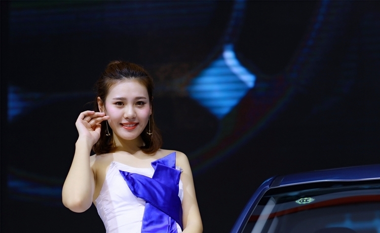 福瑞迪甜美车模现场优雅长裙香车美女图片