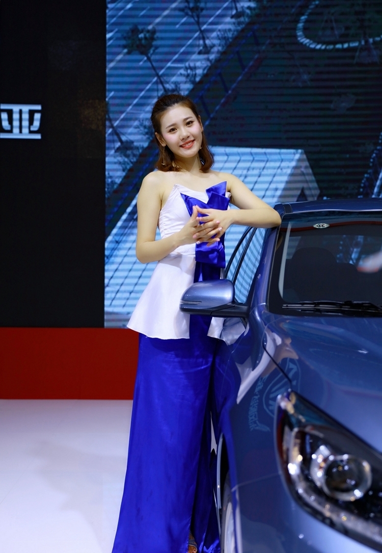 福瑞迪甜美车模现场优雅长裙香车美女图片