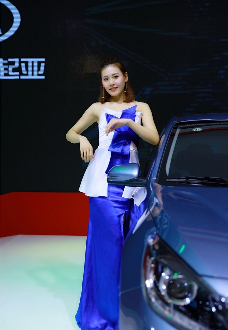 福瑞迪甜美车模现场优雅长裙香车美女图片