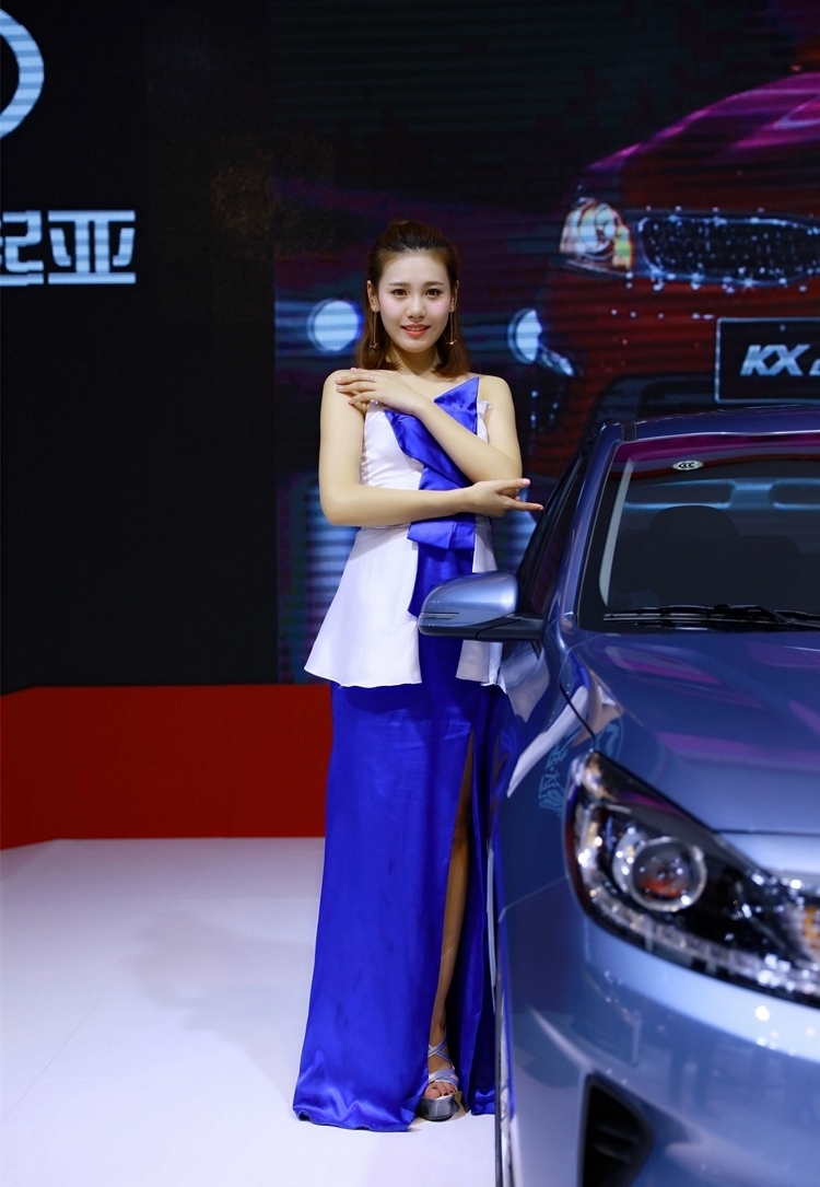 福瑞迪甜美车模现场优雅长裙香车美女图片