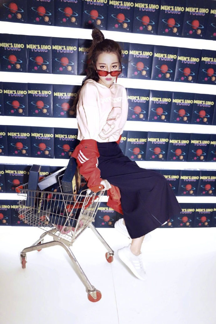 迪丽热巴一组时尚封面写真 丸子头尽显俏皮可爱