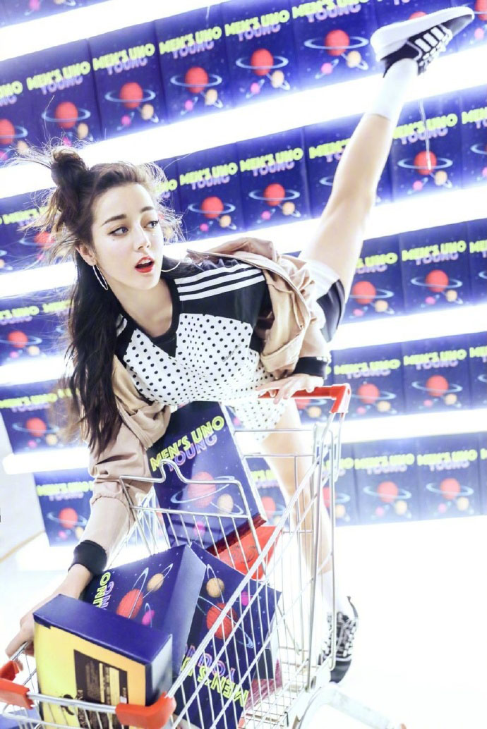 迪丽热巴一组时尚封面写真 丸子头尽显俏皮可爱