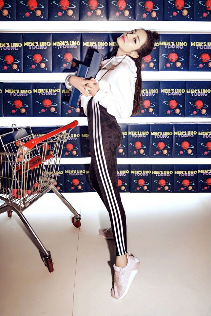 迪丽热巴一组时尚封面写真 丸子头尽显俏皮可爱