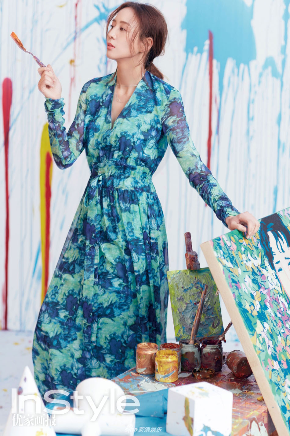 张钧甯一组杂志封面写真 优雅玩转街头涂鸦风