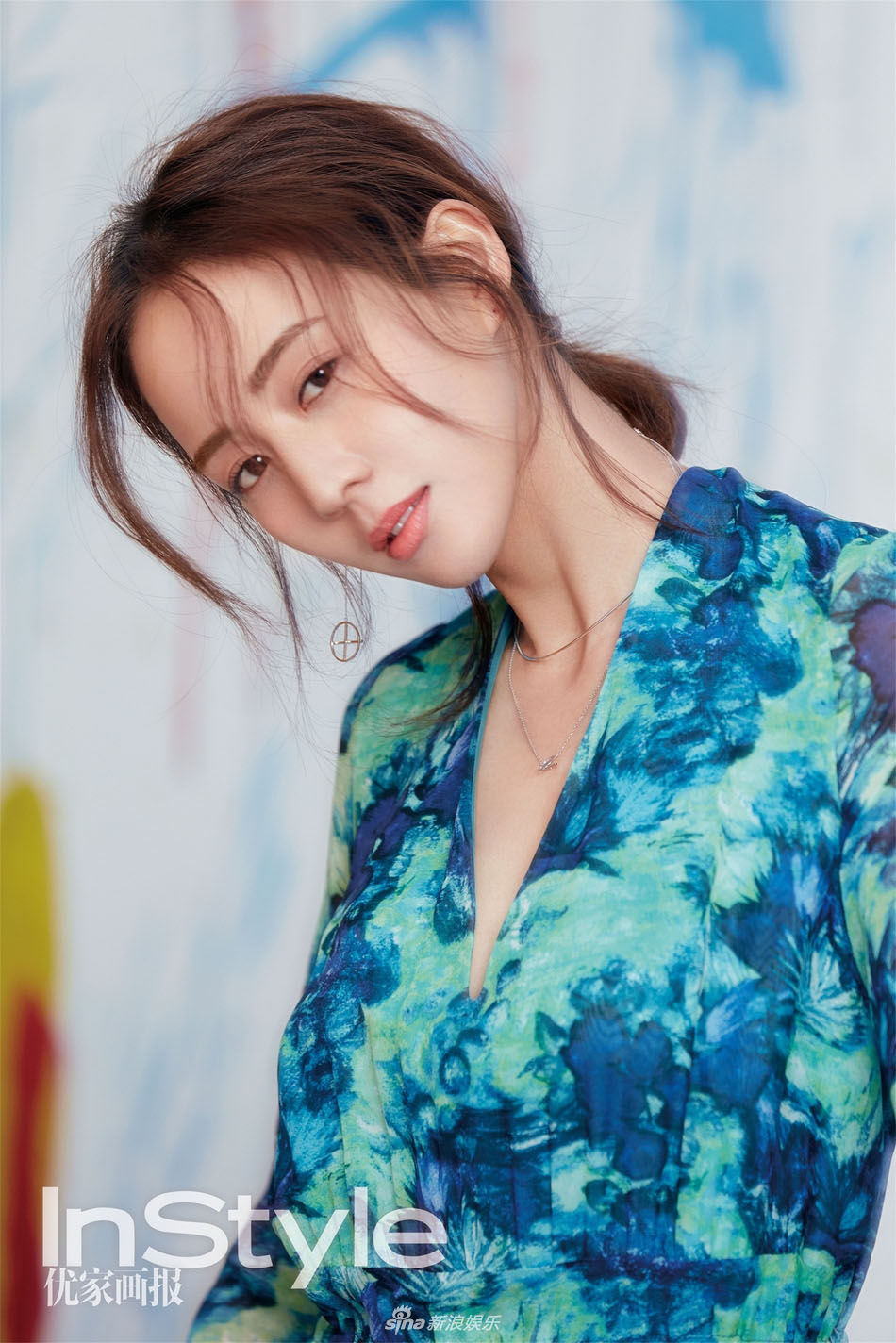 张钧甯一组杂志封面写真 优雅玩转街头涂鸦风