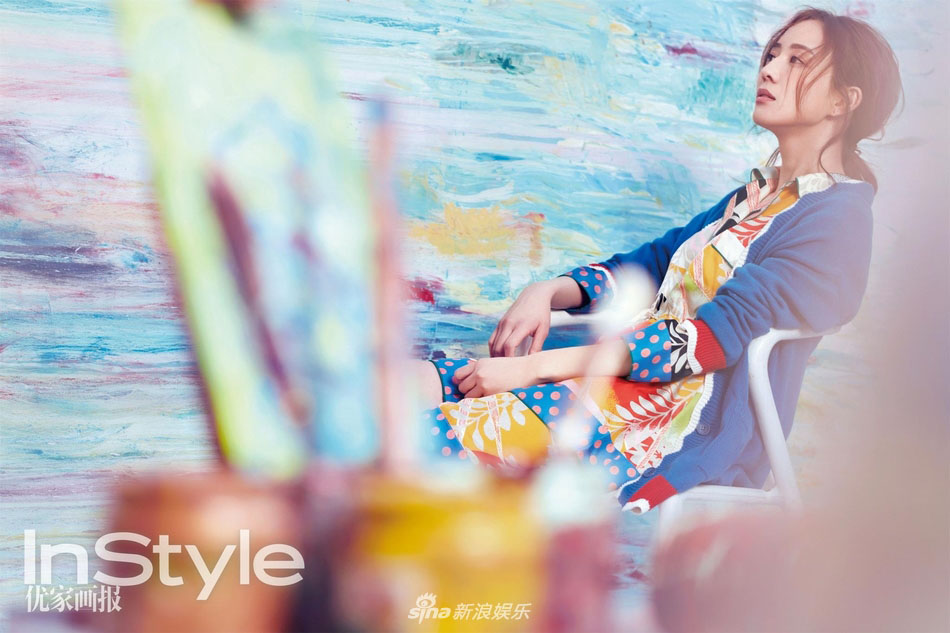 张钧甯一组杂志封面写真 优雅玩转街头涂鸦风